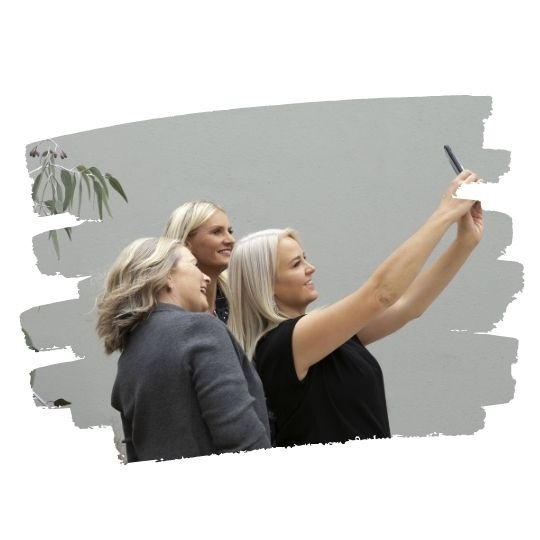 Picture of Elise, Jo and Beck the leader's path co-founders, taking a selfie